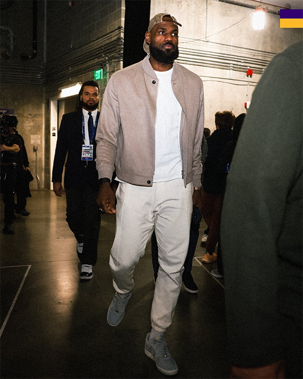 詹姆斯因受伤而退休 但仍首次亮相!拥抱欧文并与咖喱聊天