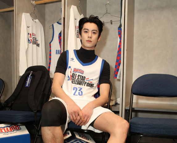 王·亨迪(Wang Hedi)的梦想在追逐星星时再次实现!詹姆斯之后 他与咖喱合影并获得了签名的球衣