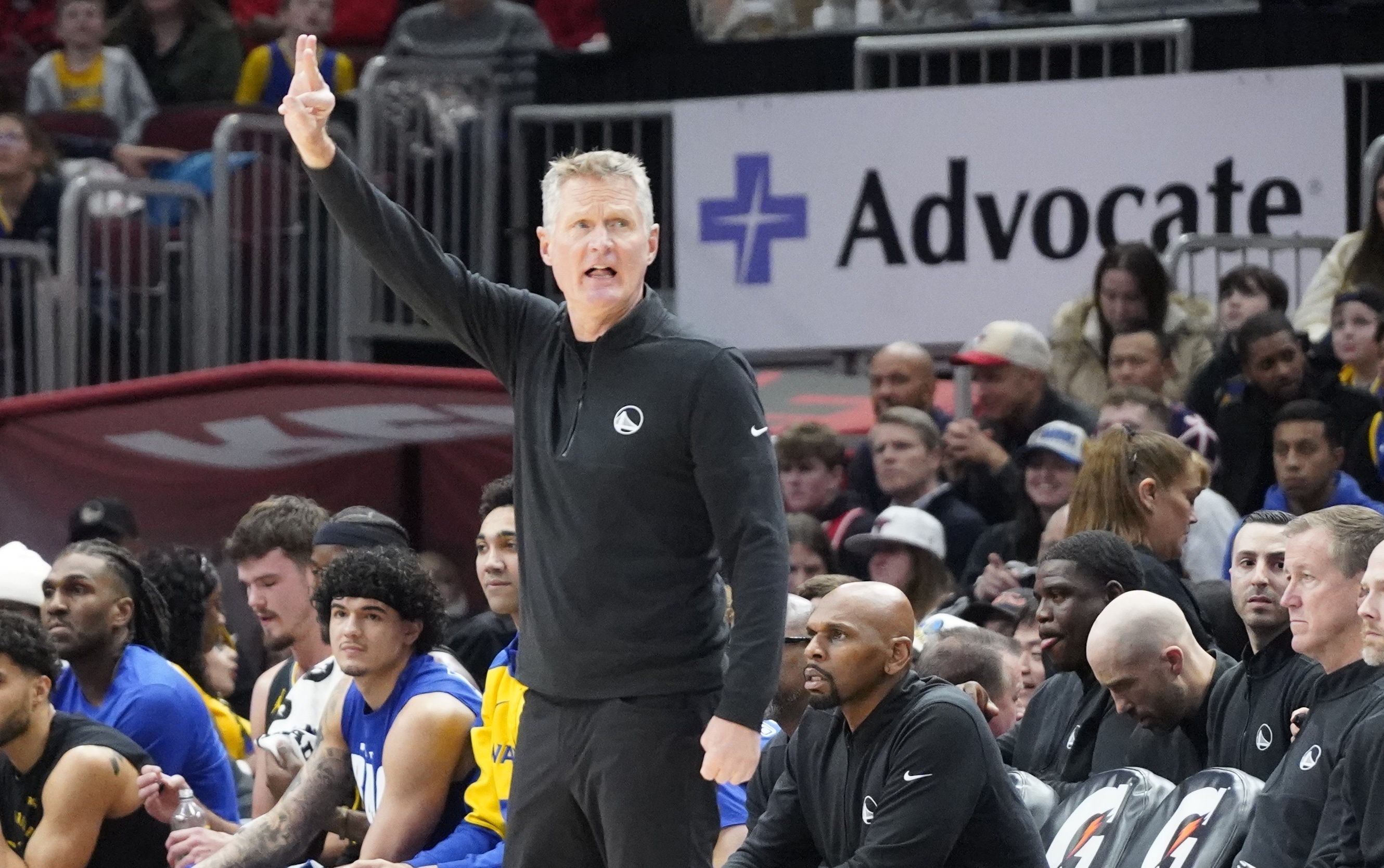 最后 科尔:本赛季我使用了100万组首发球员 我希望这套可以继续