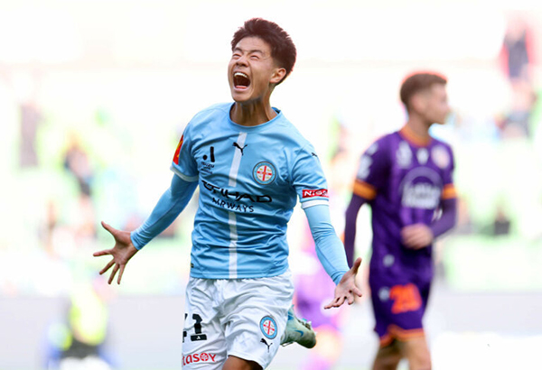 这位17岁的中场球员是澳大利亚超级联赛的首个世界进球 中国国家橄榄球队和国家青年队的签约曙光是吗?